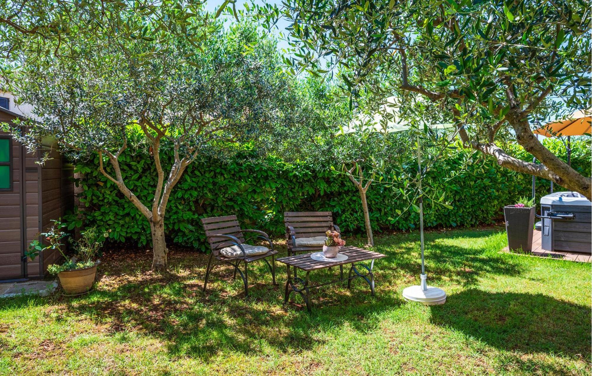 Stunning Apartment In Rovinj With Kitchen Bagian luar foto