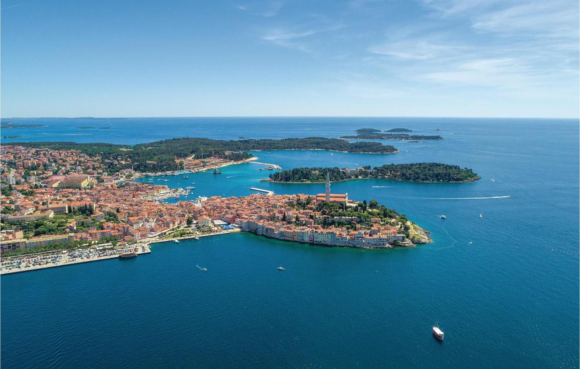 Stunning Apartment In Rovinj With Kitchen Bagian luar foto